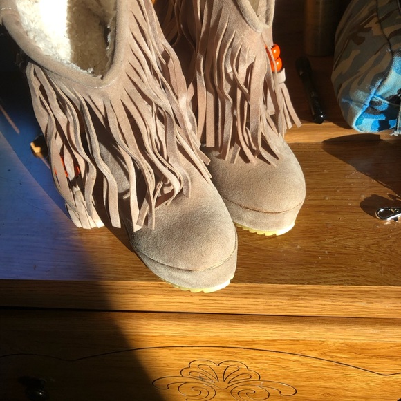 UNBRAND | Cute beige with cream faux Sherpa inside |9,5" high 4,5" heel | 5 - Picture 9 of 12